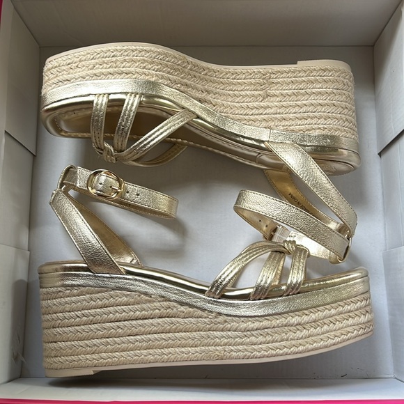 VINCE CAMUTO WEDGE SANDALS - Picture 2 of 9